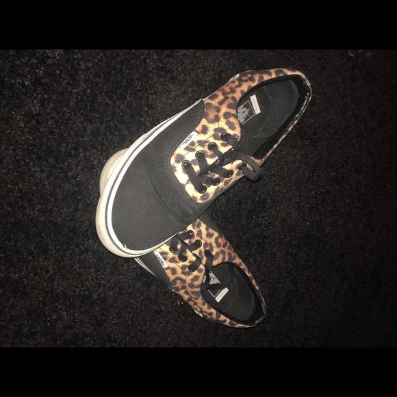 Size 4 in kids but will fit a 6 in women's! - Picture 1 of 2