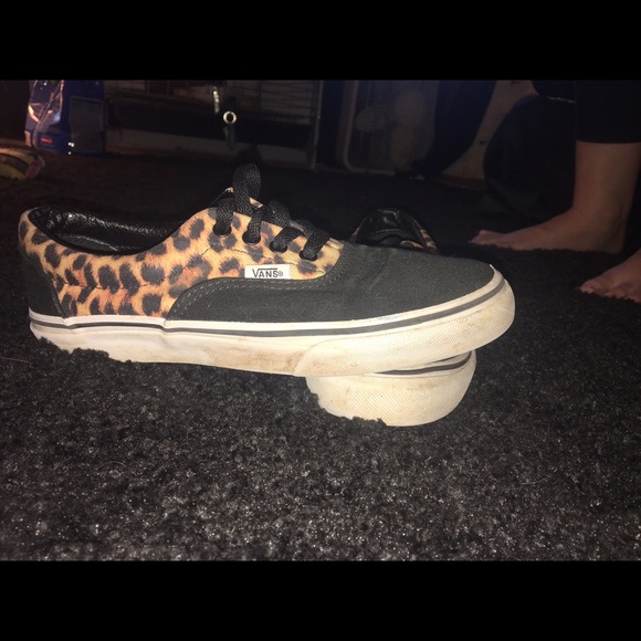 Size 4 in kids but will fit a 6 in women's! - Picture 2 of 2