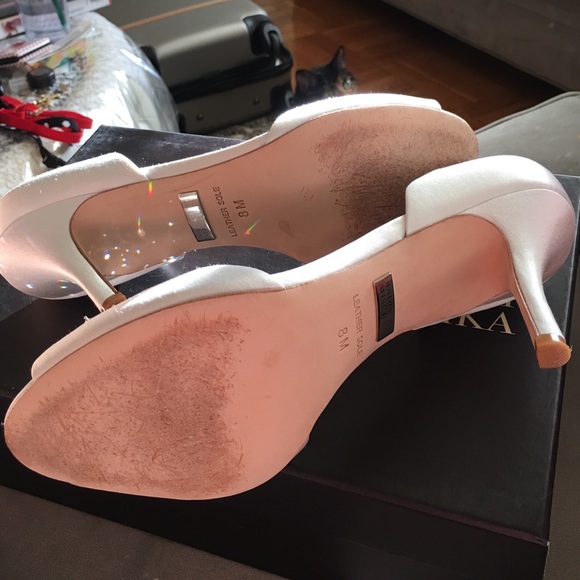 Badgley Mischka Bridal Pumps - Picture 2 of 4