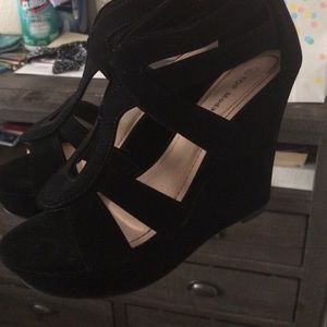 Black wedges