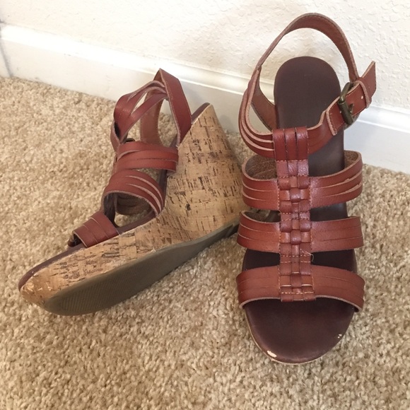 Momisso cognac wedges size 9
