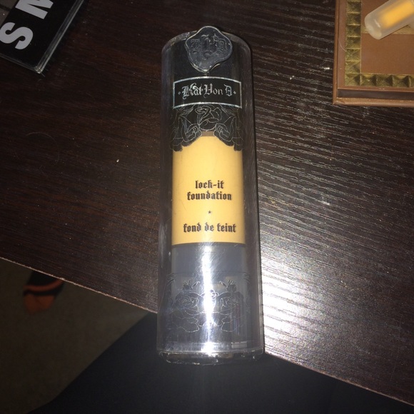 Kat Von D lock it foundation medium 53