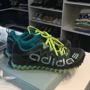 Adidas tennis shoes sz 9