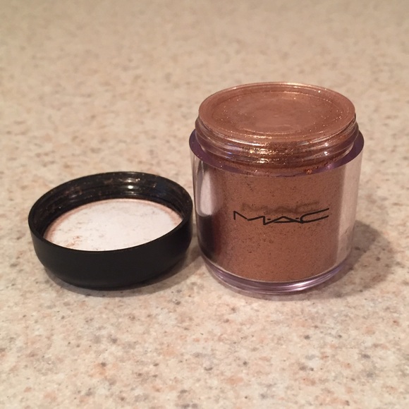 Authentic MAC Loose Pigment in Rushmetal