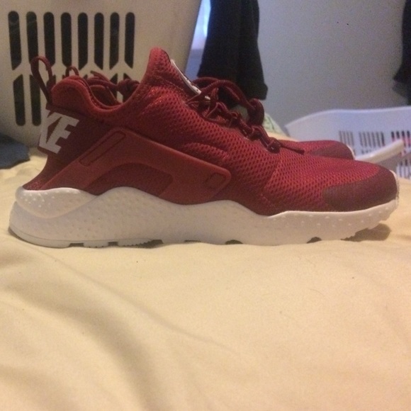 Nike Shoes - Nike huaraches maroon