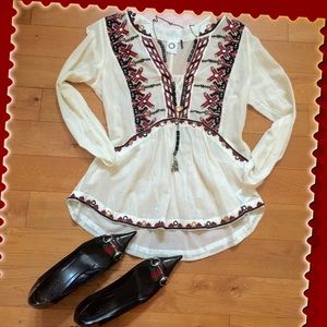 Anthropologie Peasant Blouse by Akemi + Kin ✨