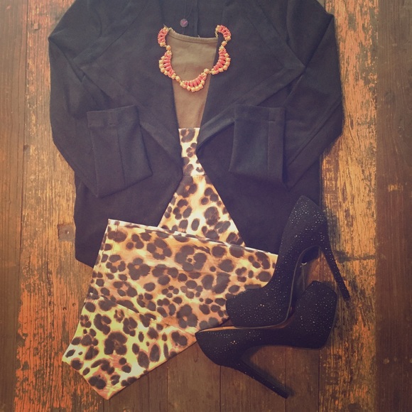 Bebe midi skirt. Leopard print.