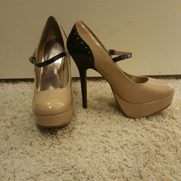 Adorable nude/black high heels