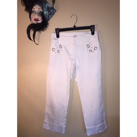 White Cache Capris