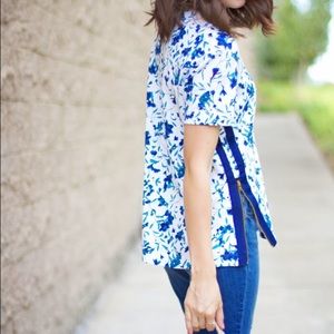 FRENCH CONNECTION BLUE FLORAL SHORT SLEEVE TOP