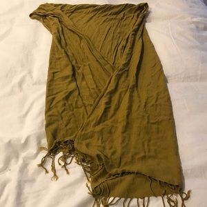 Mustard yellow/green scarf.