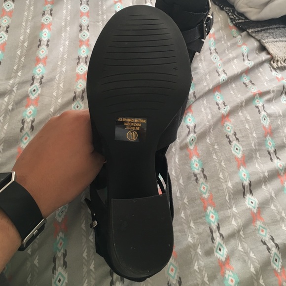 Cut out bootie - Picture 3 of 4