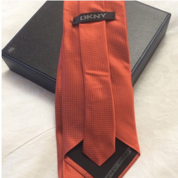 DKNY MENS SILK TIE - Picture 2 of 3