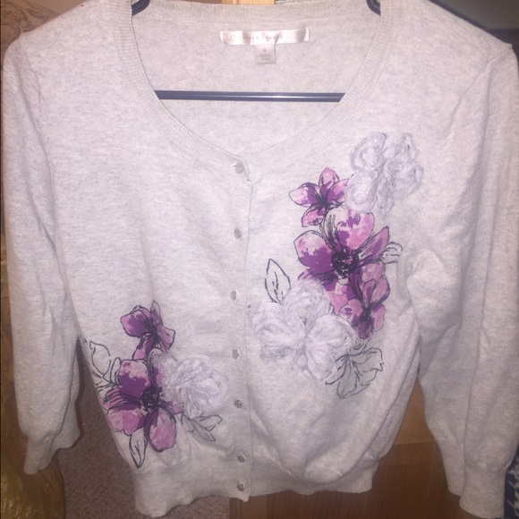 Beautiful sweater ! Gray with a purple flowers