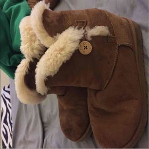 AUTHENTIC short Bailey button uggs