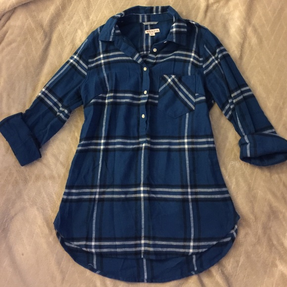 Collared long sleeve button up shirt