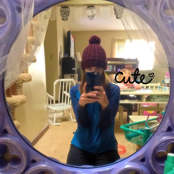 ❌SOLD BUNDLE❌Burgundy Pom Pom Hat - Wool - Picture 3 of 3