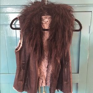 Black faux fur fitted vest