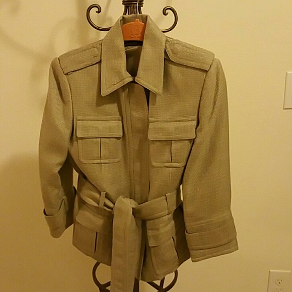 Gorgeous Anne Klein Woman size 10p Beige Blazer