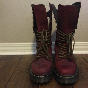 DR MARTENS BOOTS