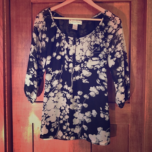 Francescas Criss Cross Top - Picture 1 of 3