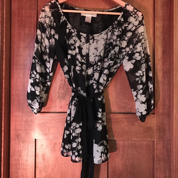 Francescas Criss Cross Top - Picture 2 of 3