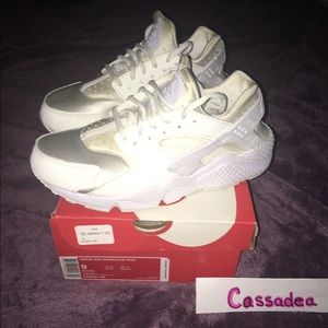 White Nike huaraches size 9.