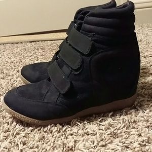 Black wedge sneakers