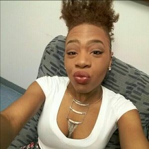 Meet your Posher, Raquel