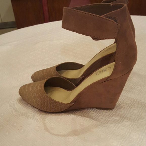 Shoes size 7M worn once - Picture 2 of 3