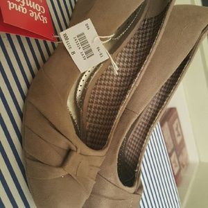 SOLD Tan Dexflex Comfort Wedges *NEW NWT