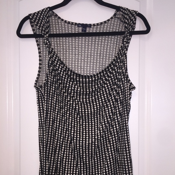 Gap brand new black and white top.