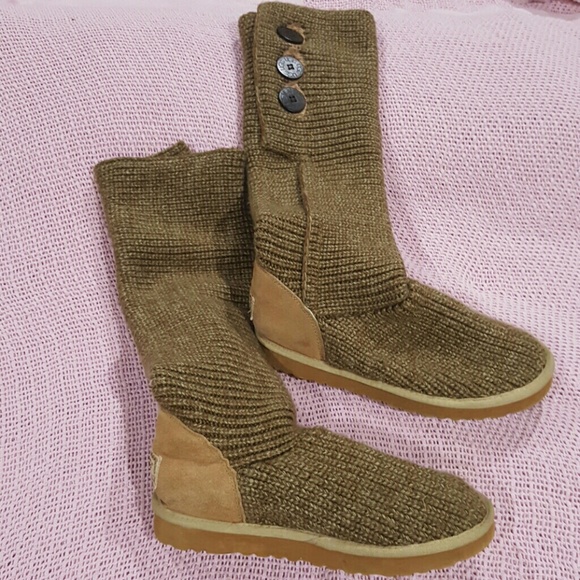 Brown knit boots that resemble uggs sz 10
