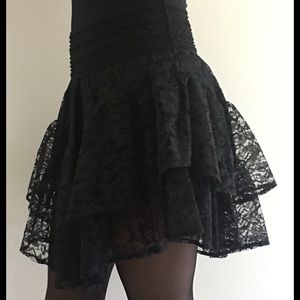 BLACK LACE MINI SKIRT