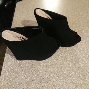 Black wedges