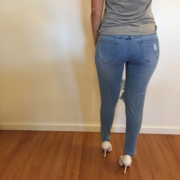 •LAST ONE• Super Destroyed Skinny Ankle Jeans - Picture 3 of 4