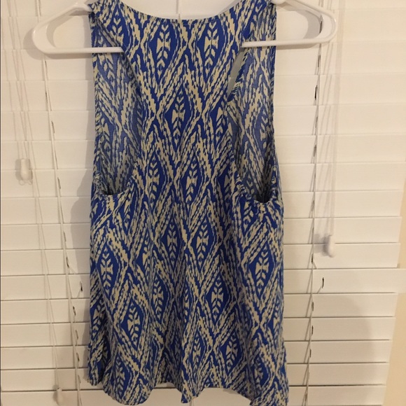 White&blue printed top 👚 - Picture 2 of 3