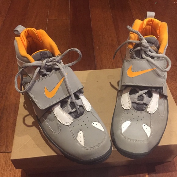 Nike Air Diamond Turf 2 (7 youth, 9 women)