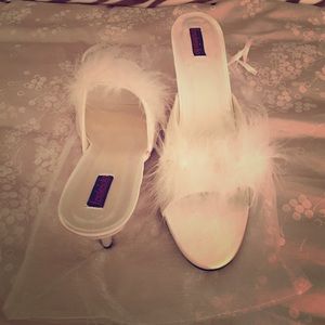 New Unused FOH Feather Heels