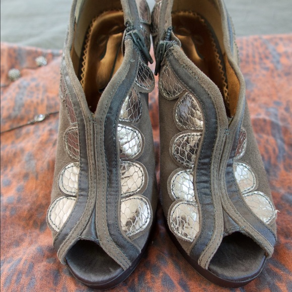 SOLD // Perfect booties for NYE and the holidays - Picture 2 of 4