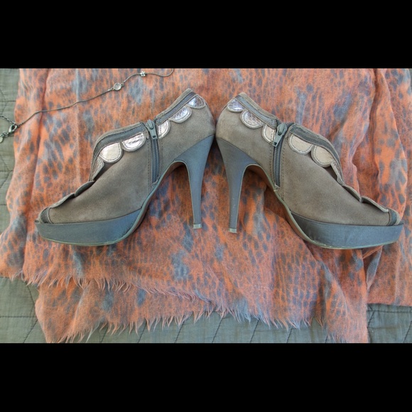 SOLD // Perfect booties for NYE and the holidays - Picture 3 of 4