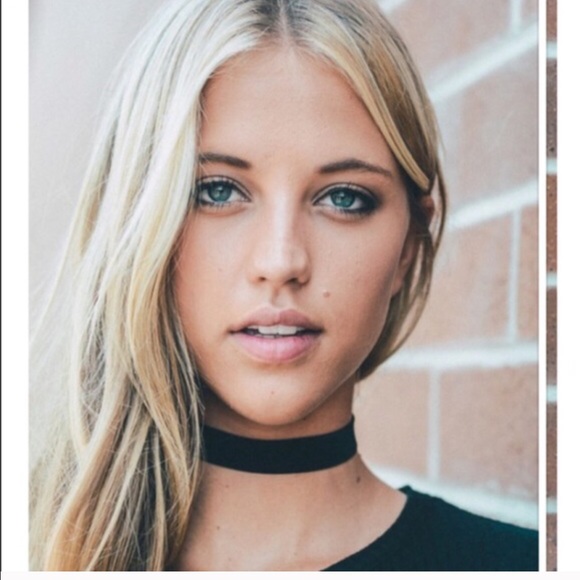 Velvet Choker - Picture 2 of 4