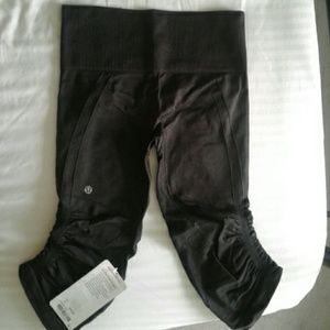 NWT Lululemon In the flow crops II  6  black