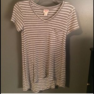 Gray & white vneck tunic || XS || no trades ✨