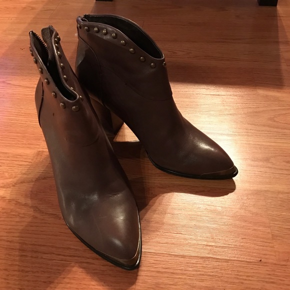 B makowsky brown leather booties 8W