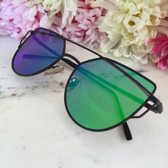 "Natalie" Sunglasses || Green Mirror Cat Eye - Picture 3 of 6