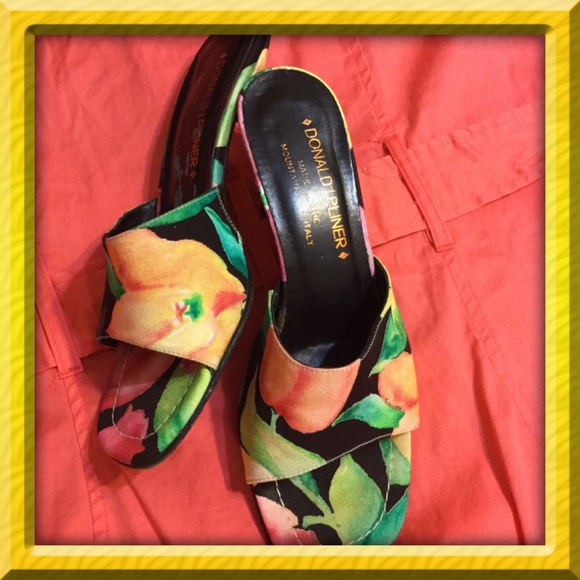 Adorable Donald Pliner slip-on sandals!