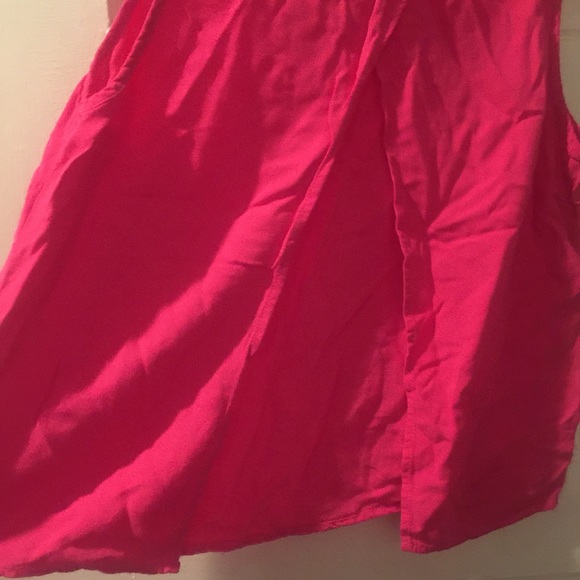 Shirt opens up in back - Picture 2 of 2