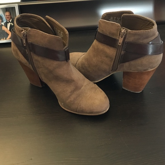 Tan suede booties - Picture 2 of 3