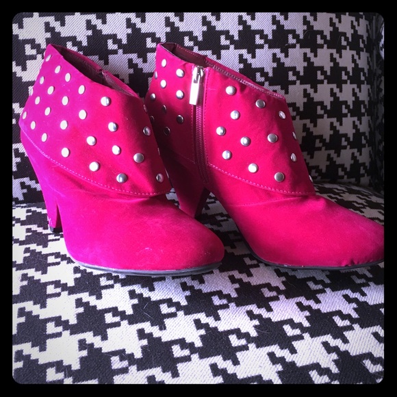 Deep hot pink suede heels